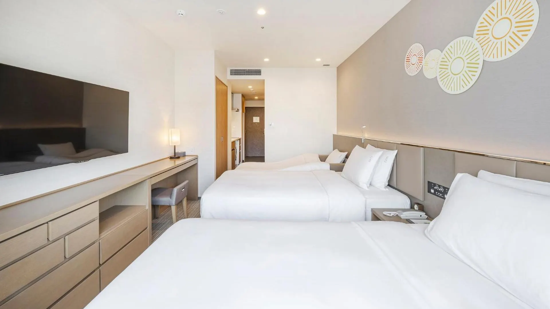 **** Отель Holiday Inn & Suites Shin Osaka By Ihg Япония