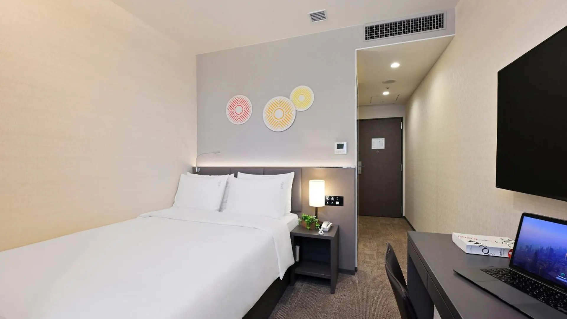 Holiday Inn & Suites Shin Osaka By Ihg 4*,
